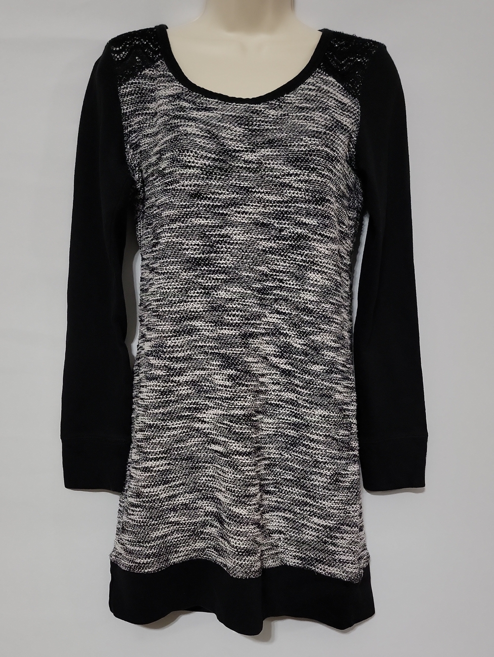 Women’s Textured Knit Tunic Dress • Size M • Black Trim & Lace Shoulders